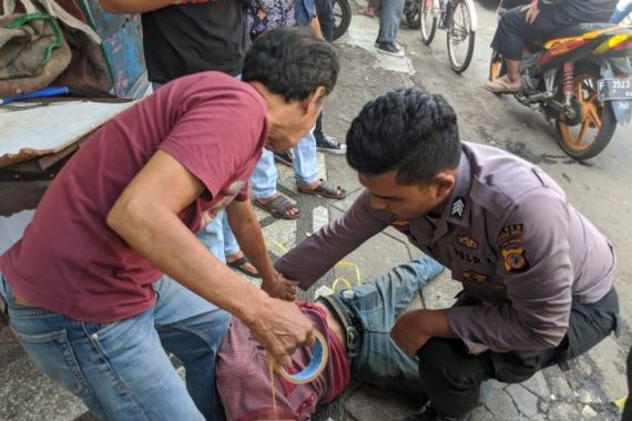 Aksi Heroik Brigadir Tawakal Lumpuhkan Pria Bersajam Pengancam Warga - JPNN.COM