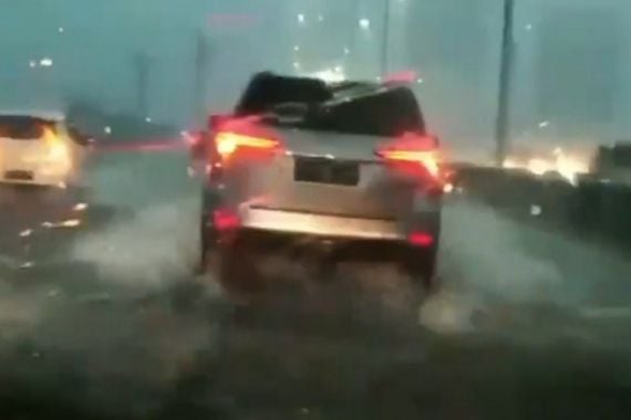Imbas Banjir, Tol Layang Jakarta Cikampek Sempat Macet - JPNN.COM