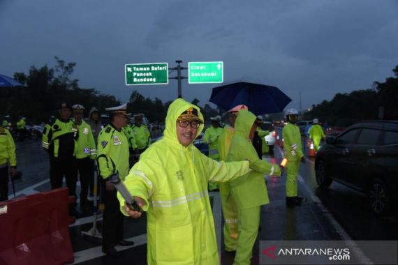 Puncak Diguyur Hujan Saat Malam Tahun Baru, Alat Berat Disiagakan - JPNN.COM