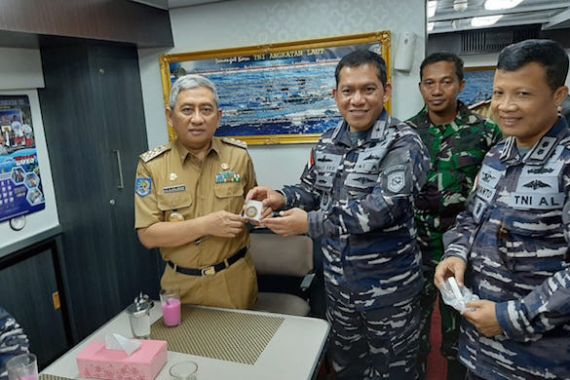 Komandan Guspurla Jalin Silaturahmi dengan Forkopimda Sulbar di Atas Kapal Perang - JPNN.COM
