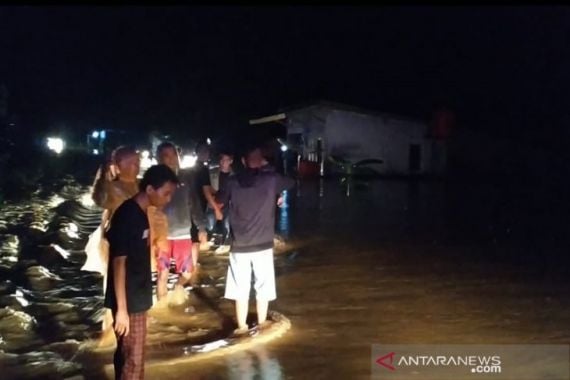 Seratusan Rumah di Seluma Bengkulu Terendam Banjir - JPNN.COM