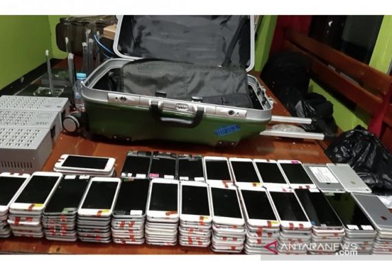 WN Asal Tiongkok Penyelundup Ratusan Unit Ponsel Ditangkap Polisi - JPNN.COM