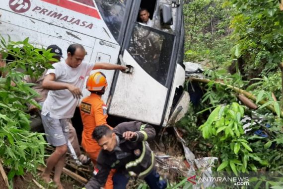 Bus Primajasa Mengangkut 45 Penumpang Terperosok ke Jurang di Kawasan Nagreg - JPNN.COM