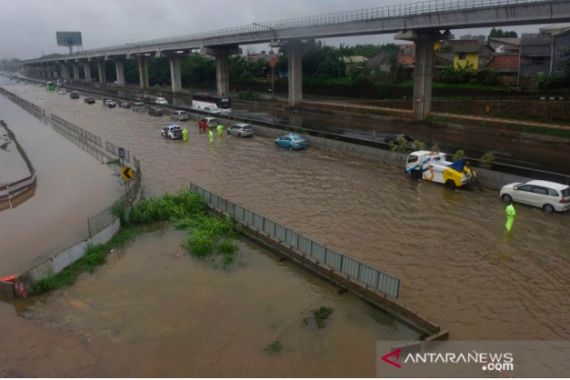 Banjir di PGP Bekasi Mencapai 6 Meter, Mobil Terombang-ambing - JPNN.COM