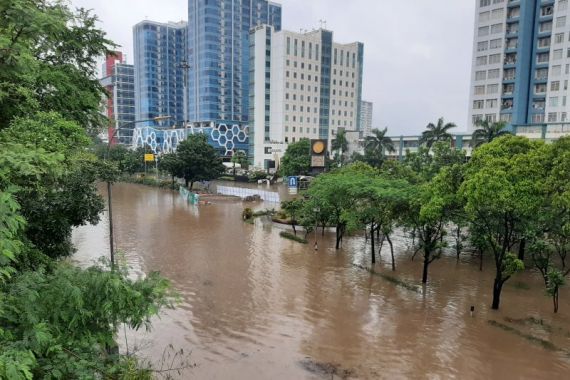 Tanggul Kali Mookevart Jebol, Banjir di Jakarta Barat Makin Parah - JPNN.COM