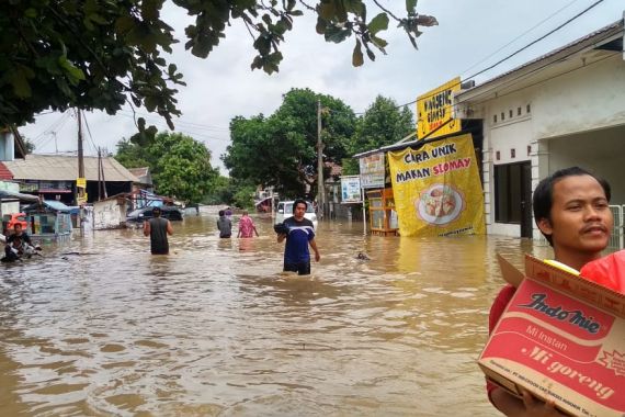 Kemensos Salurkan Bantuan Bagi Warga Terdampak Banjir Jakarta dan Bandung Barat - JPNN.COM
