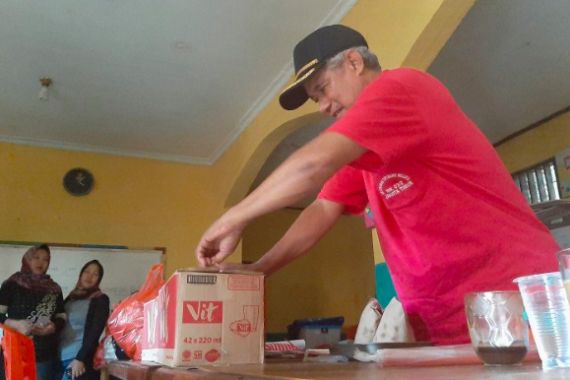 Banyak Korban Banjir Cipinang Melayu Kelaparan, Belum Dapat Bantuan Makanan - JPNN.COM