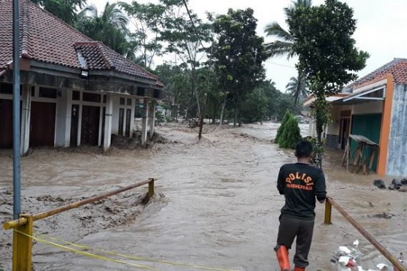 11 Orang Meninggal Akibat Banjir Bandang di Jasinga, Akses Jalan Terputus - JPNN.COM