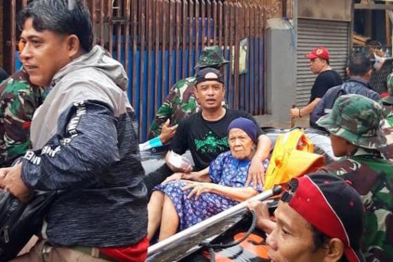 Tim NU Peduli Bantu Evakuasi Warga Terdampak Banjir - JPNN.COM