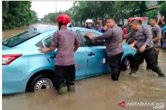 Banjir Jakarta Hari Ini: Genangan di Mana-Mana, Saluran Air Tersumbat - JPNN.COM