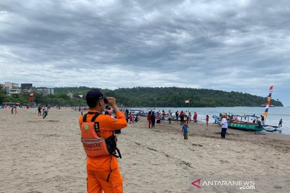 Basarnas Siagakan Personel di Pantai Pangandaran dan Santolo - JPNN.COM