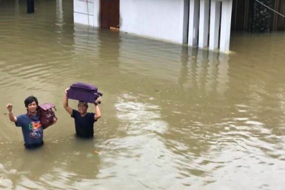 Jakarta Banjir, Ketinggian Air di Daerah Ini Sudah Sedada Orang Dewasa - JPNN.COM