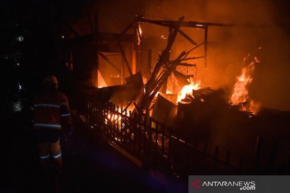Dua Rumah Milik Keluarga Nasution Ludes Terbakar Pada Malam Tahun Baru - JPNN.COM