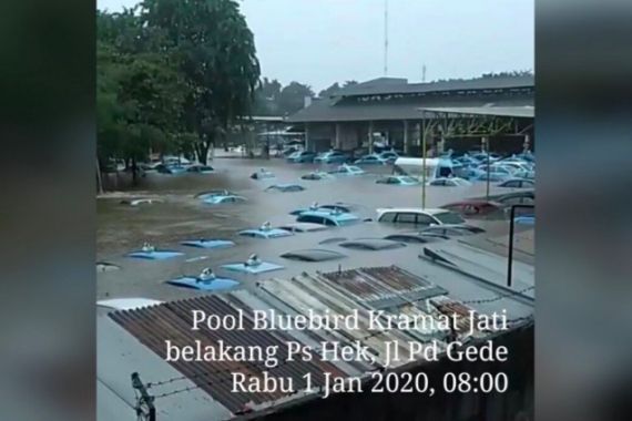 Sibuk Evakuasi Puluhan Taksi yang Terendam Banjir, Blue Bird Tetap Beroperasi - JPNN.COM