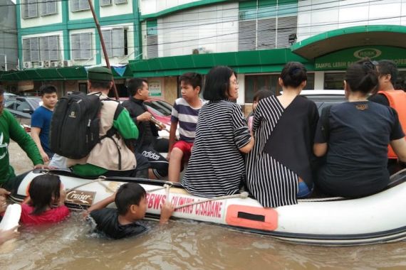 FPI Evakuasi Warga Tionghoa dari Banjir di Bekasi, Nih Fotonya - JPNN.COM