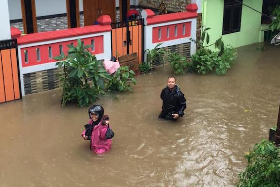 Warga Korban Banjir Minta Pemkot Tangerang Segera Beri Bantuan - JPNN.COM