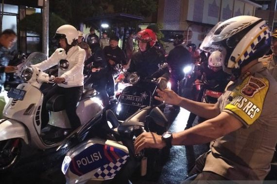Wali Kota Bogor Gunakan Motor Saat Patroli Pada Malam Tahun Baru - JPNN.COM