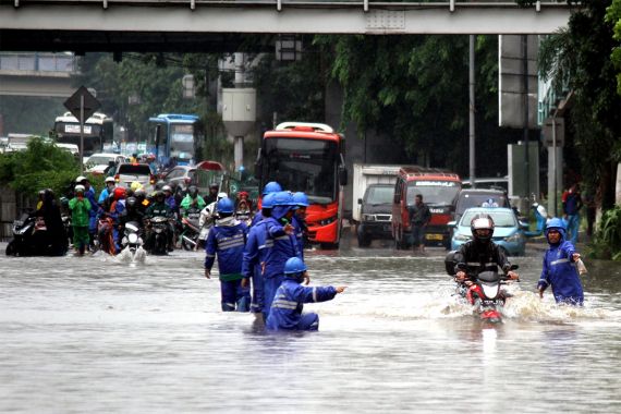 Pengemudi Ojol Ini Rela Menerjang Banjir Demi Pesanan Warga Benhil - JPNN.COM