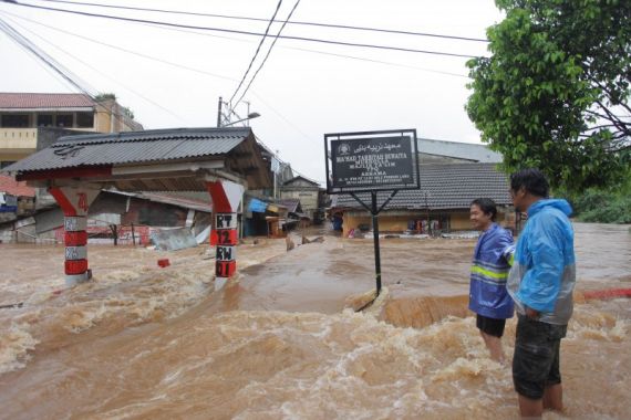 7 SPBU Tak Beroperasi Gara-Gara Banjir Jakarta Hari Ini - JPNN.COM