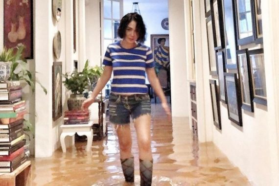 Yuni Shara Kaget Sepatu Bot Miliknya Viral saat Banjir - JPNN.COM