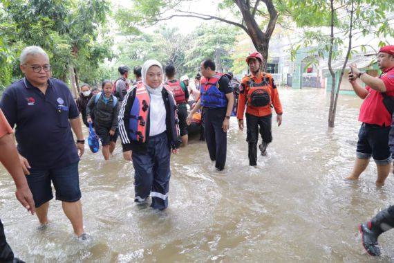 Menaker Ida Terobos Banjir Bekasi - JPNN.COM