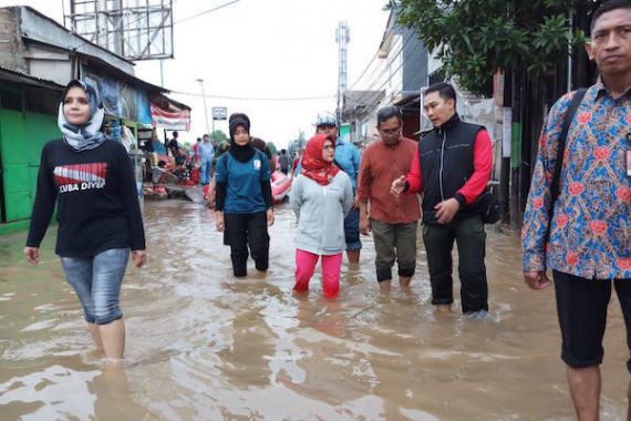 Siti Nur Azizah Bantu Korban Terdampak Banjir di Tangsel - JPNN.COM