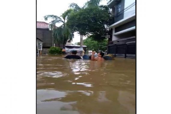 Tolong, Banjir 2 Meter, Warga di Cipondoh Terisolasi Belum Ada Bantuan - JPNN.COM