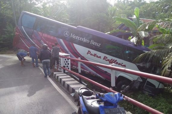 Bus Rombongan Duta Hadis Bengkulu Nyaris Masuk Jurang di Lampung - JPNN.COM