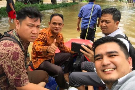 Dikepung Banjir, Hakim dan Jaksa KPK Tetap ke Pengadilan dengan Perahu Karet - JPNN.COM