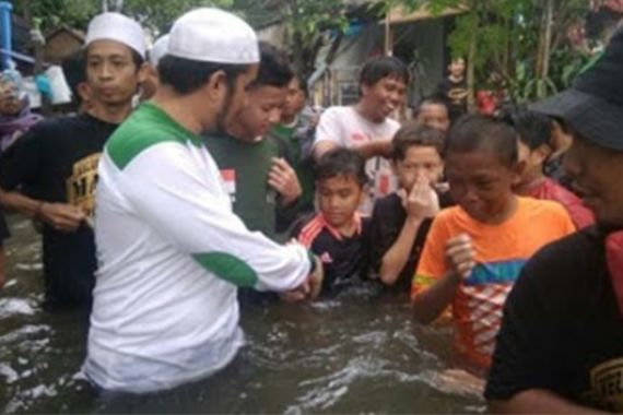 Menantu Habib Rizieq dan FPI Dirikan Dapur Umum buat Korban Banjir - JPNN.COM