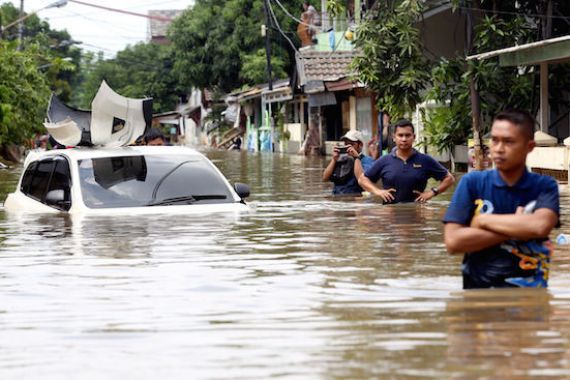 Pak SBY Terjang Air untuk Tinjau Korban Banjir di Ciangsana Bogor - JPNN.COM