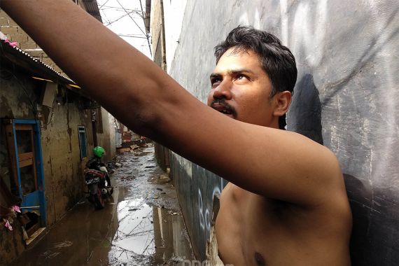 Cerita Keluarga Karim Dikepung Banjir, Bertahan di Atas Atap Melawan Dinginnya Hujan - JPNN.COM