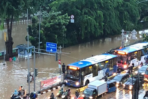 Banjir Jakarta Pagi Ini: Sejumlah Jalan Masih Terendam - JPNN.COM