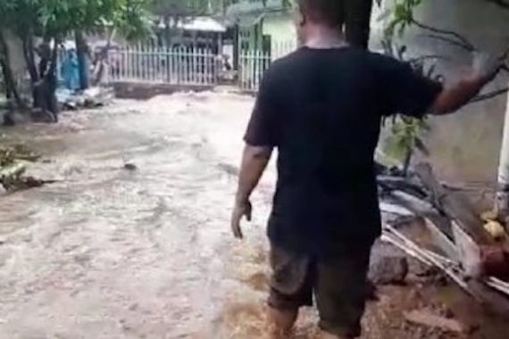 Bagas Mardianto Terpeleset dan Terseret Arus saat Rekam Banjir, Innalillahi - JPNN.COM