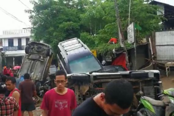 Viral Video Mobil Terbalik Karena Banjir di Ciledug, Begini Penjelasan Warga - JPNN.COM