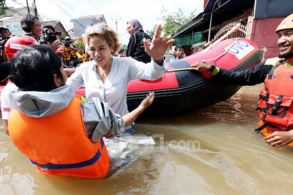 Nikita Mirzani Sumbang Rp 20 Juta untuk Korban Banjir di Ciledug - JPNN.COM