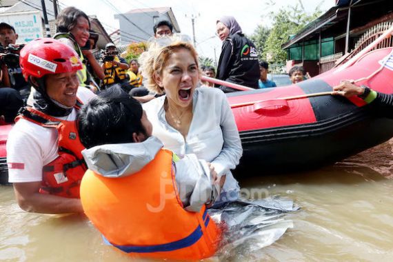 Datangi Korban Banjir, Nikita Mirzani Kembali Singgung Anies Baswedan - JPNN.COM