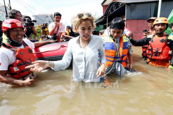 Cerita Nikita Mirzani Temui Korban Banjir - JPNN.COM