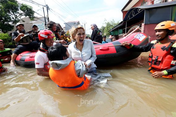 Foto-Foto Nikita Mirzani Lagi Basah dan Dipeluk Seorang Pria - JPNN.COM