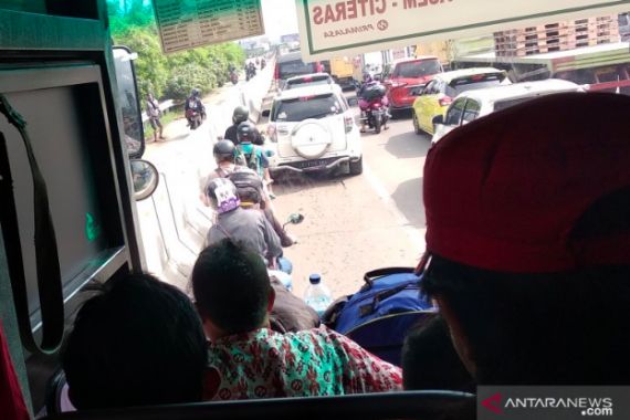 Tangerang Masih Banjir, Pengendara Motor Terpaksa Lewat Jalan Tol - JPNN.COM