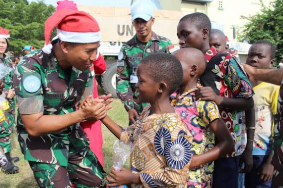 Prajurit TNI Berbagi Keceriaan dengan Masyarakat Kongo Saat Perayaan Natal - JPNN.COM
