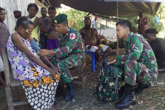 Satgas Yonif 755 Kostrad Mengatasi Permasalahan Kesehatan Masyarakat Hemigoma Papua - JPNN.COM