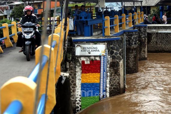 Update Banjir Jakarta: Ketinggian Air di Katulampa Sudah Kembali Normal - JPNN.COM