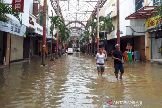 Banjir Jakarta Lumpuhkan Kawasan Pasar Baru - JPNN.COM