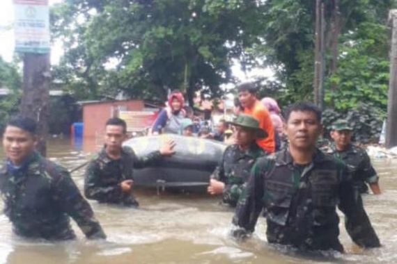 Satgas Banjir Seskoal Evakuasi Warga Perum Ciledug - JPNN.COM