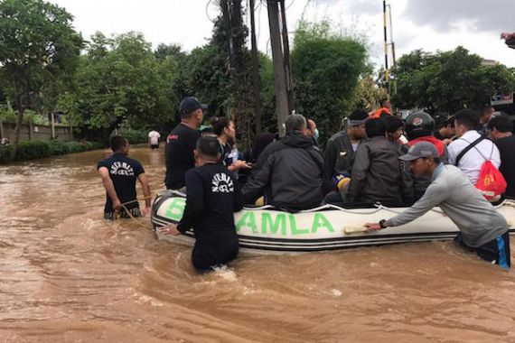 SRT Bakamla RI Gerak Cepat Evakuasi Korban Banjir - JPNN.COM