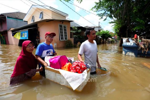 Petugas Temukan Dua Jenazah Diduga Korban Banjir di Jakarta Barat - JPNN.COM