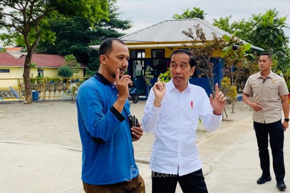 Tak Didampingi Para Menteri dan Gubernur Anies, Jokowi Kunjungi Waduk Pluit - JPNN.COM