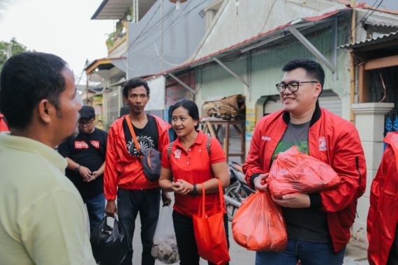 Dapur Solidaritas PSI Salurkan Makanan kepada Korban Banjir Jakarta - JPNN.COM
