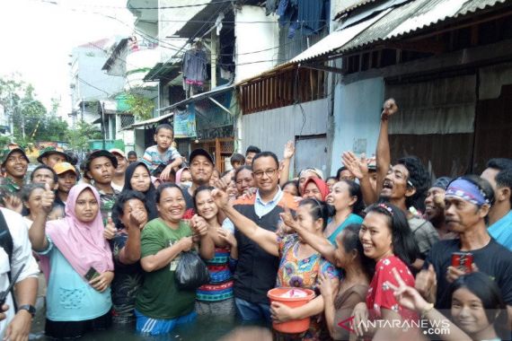 Bagikan Karbol ke Korban Banjir Jakarta, Anies: Sekarang Fase Rehabilitasi - JPNN.COM
